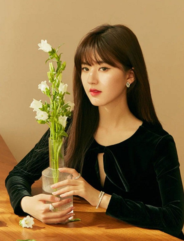 赵露思浓黑的眼妆造型