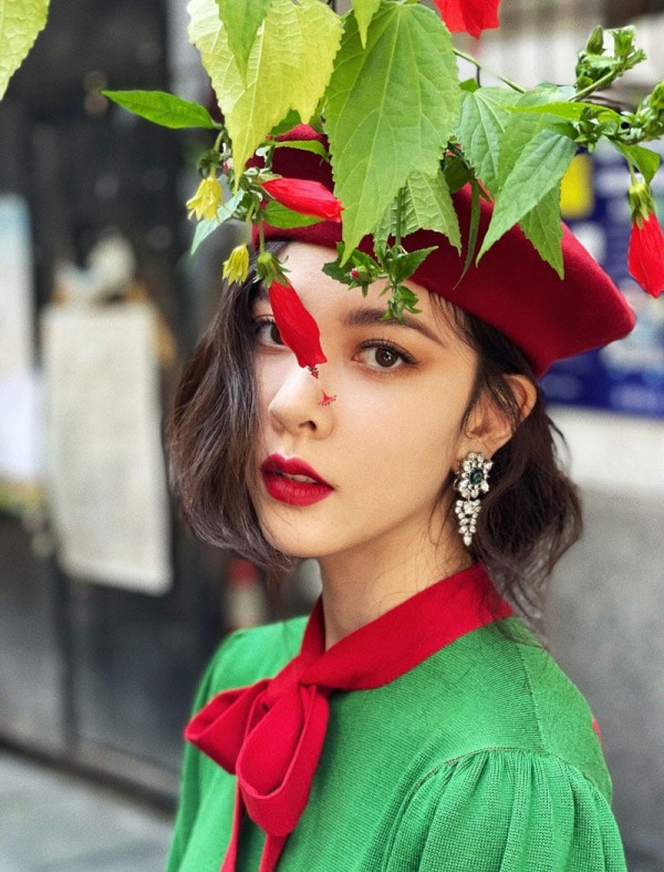 宋妍霏红绿配复古风造型