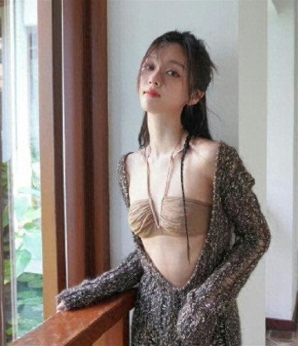 我支持吴宣仪穿衣自由，虽然这衣服明显自揭其短