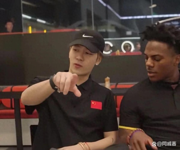 外国网红甲亢哥来中国，和大张伟同框互动，还体验了川剧变脸