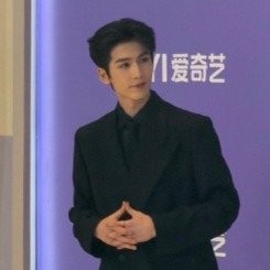 女生回应张凌赫曾是补习老师