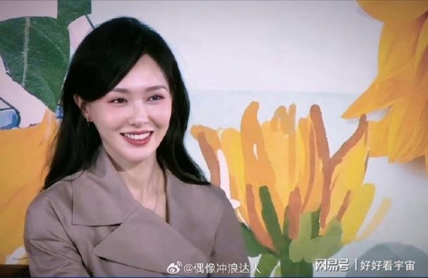 唐嫣活动造型落落大方，听碧波庭说松弛感