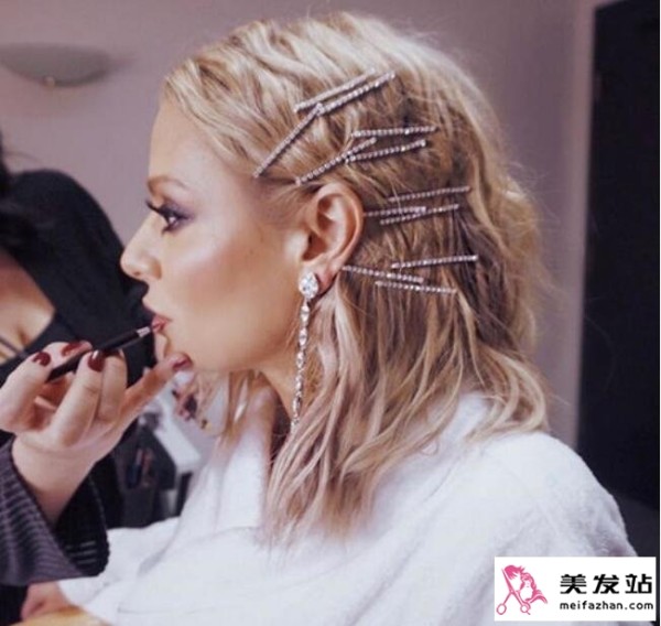 一字发夹的几种戴法 小时候老气发夹成最时髦饰品