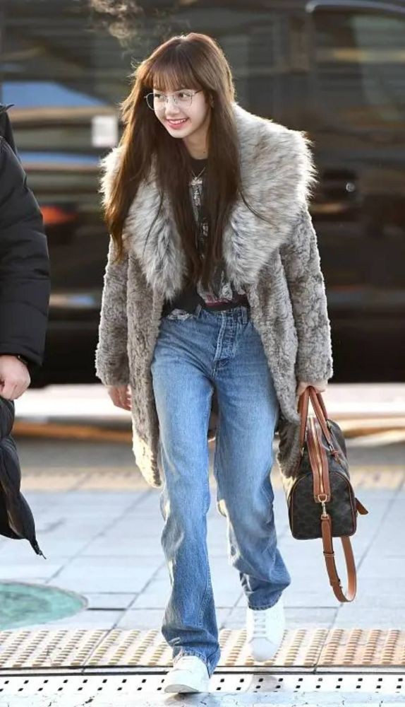 今年明星街拍流行“上身富婆＋下身乞丐”穿搭，谁见了都说潮