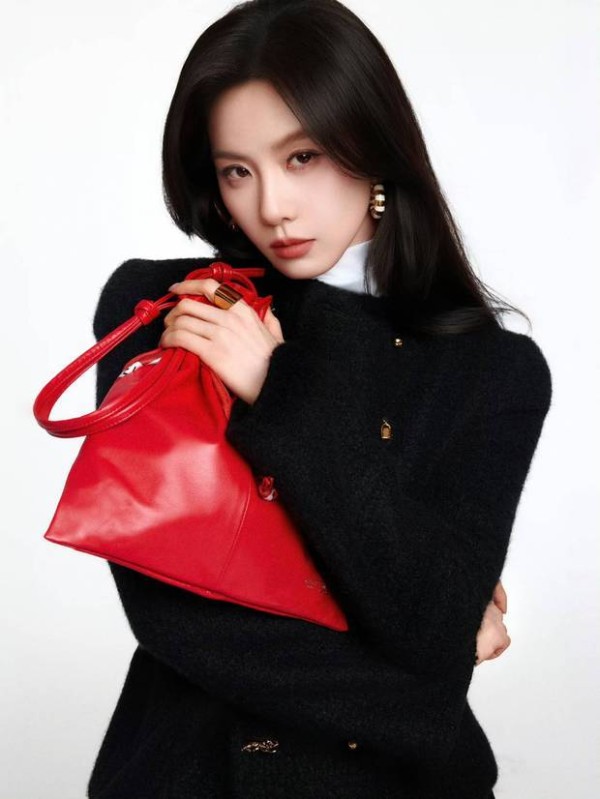 刘诗诗抱包倚肩，神态慵懒。