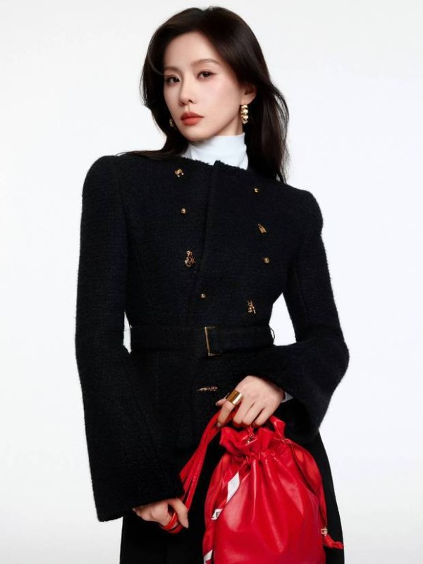 刘诗诗侧身而立，身着黑色套装造型吸睛。