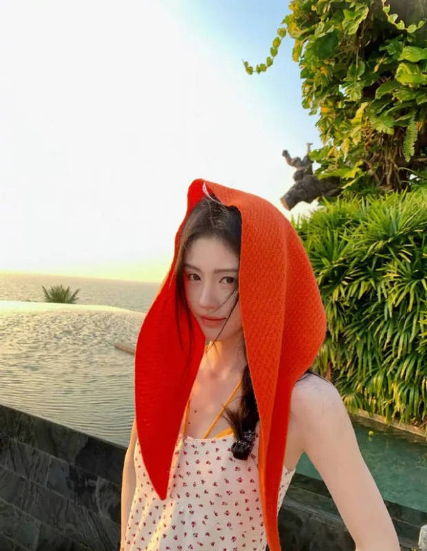 鞠婧祎晒海边落日大片，戴红头巾荡秋千氛围感拉满