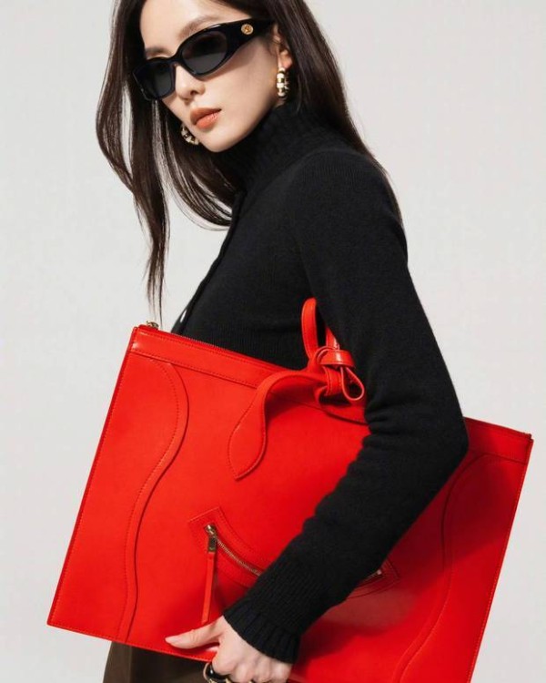 刘诗诗戴墨镜侧身挎包，冷艳又飒爽。