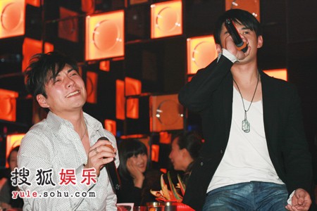 严宽和师弟高昊献歌