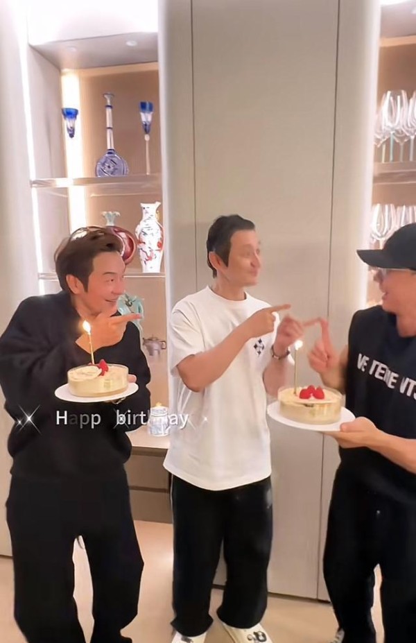 黄晓明带女友参加好友生日，叶珂合影站后排角落，黄晓明却坐C位