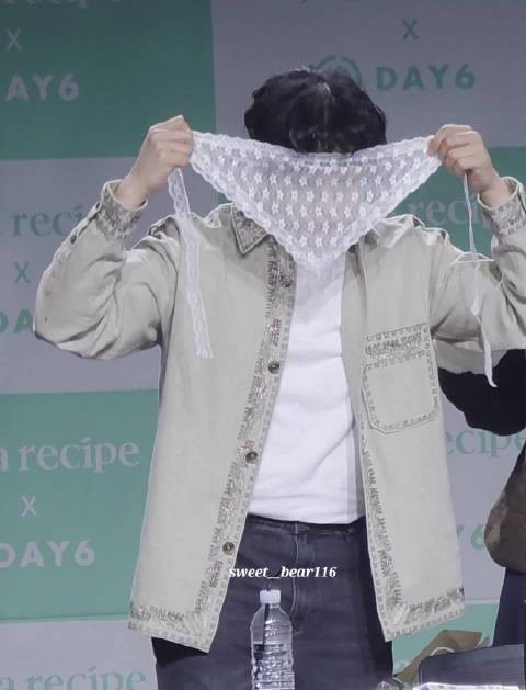 签售中戴发巾的DAY6朴晟镇 .