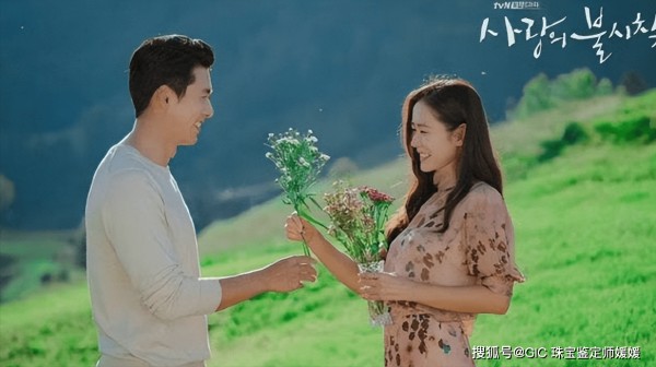 玄彬和孙艺珍喜结连理，婚戒款式经典时尚，也是拿破仑皇后的最爱