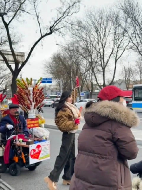 网友街头偶遇陈都灵买糖葫芦