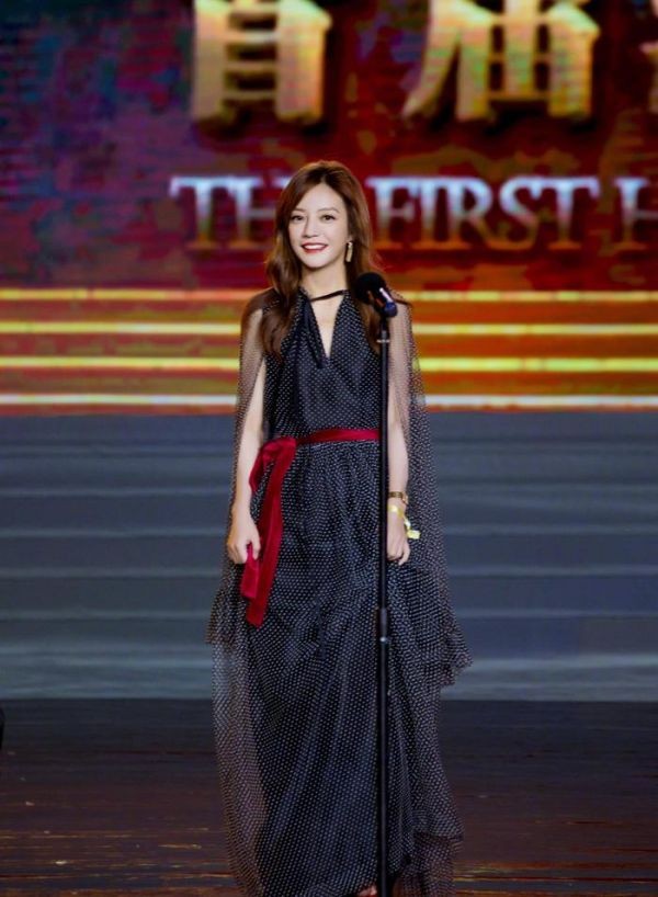 42岁赵薇瘦身成功后，身穿波点长裙出席活动，优雅美丽好似少女