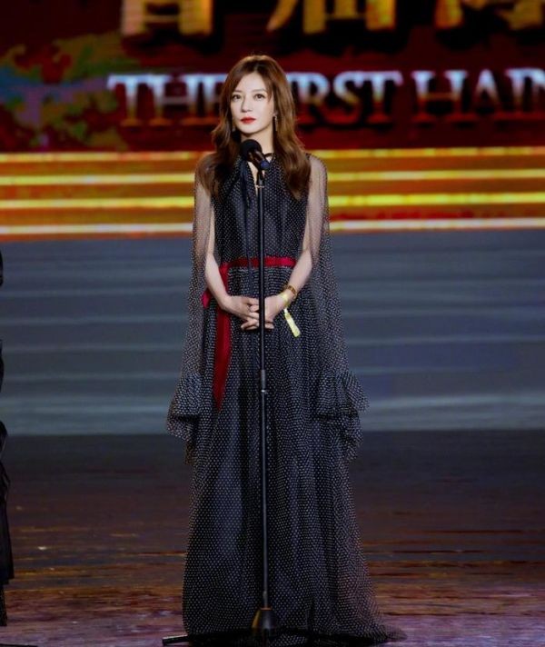 42岁赵薇瘦身成功后，身穿波点长裙出席活动，优雅美丽好似少女