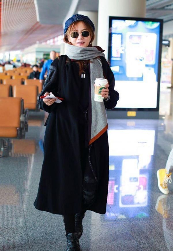 42岁赵薇瘦身成功后，身穿波点长裙出席活动，优雅美丽好似少女