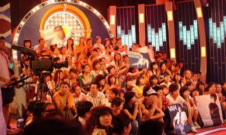 范逸臣长春火热宣传展示假声唱功倾倒众人(图)