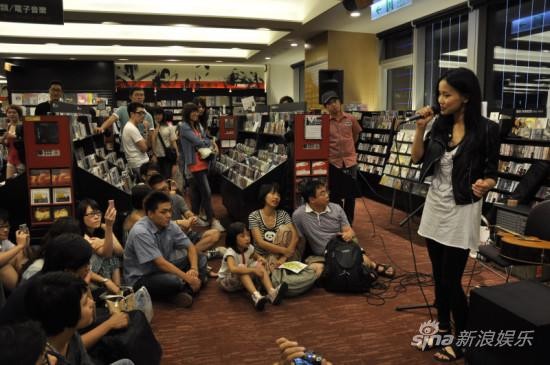 黄龄台北签唱大秀唱功不插电演唱独撑全场(图)