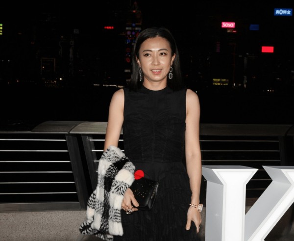 李嘉欣携丈夫出席聚会，与甘比何超琼同场不同框，三人关系很微妙