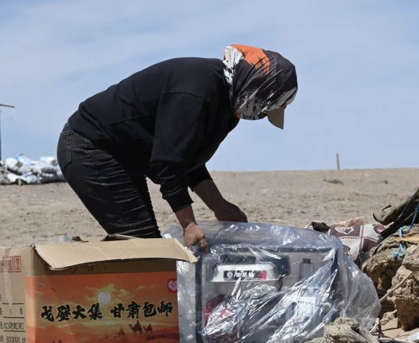 河西走廊牧民拆开从拼多多网购的发电机。陈蕾/摄