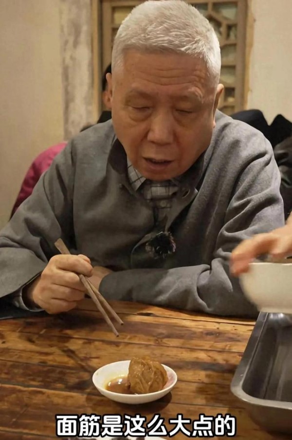 70岁马未都现身无锡，去一家网红店，点了一桌子肉，老了也很能吃