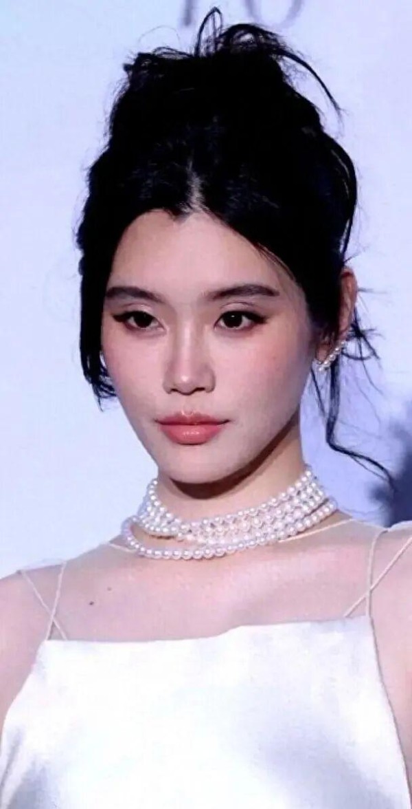 奚梦瑶：从叛逆少女蜕变为维密超模的传奇人生