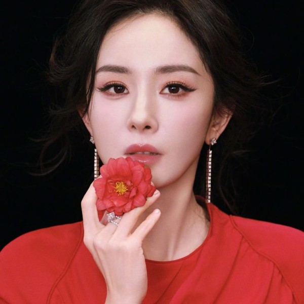 杨幂直播试吃泡面高情商回应工作人员提醒