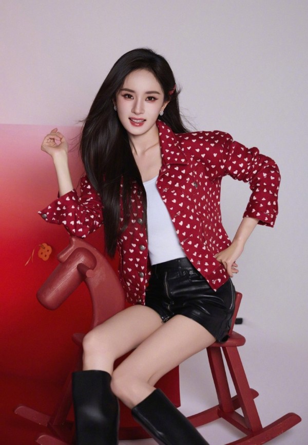 杨幂骑小马，少女感爆棚，你绝对想不到的画面！