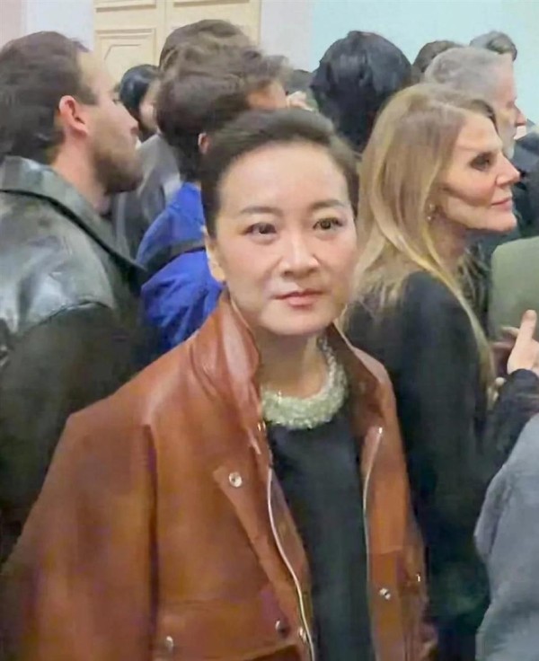 米兰这一夜贾玲、马龙prada看秀像逛菜场太松弛！小腿也复胖一圈