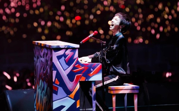 华晨宇被封乐坛逆行者，周杰伦也经历过这些，他们需要网友理解吗