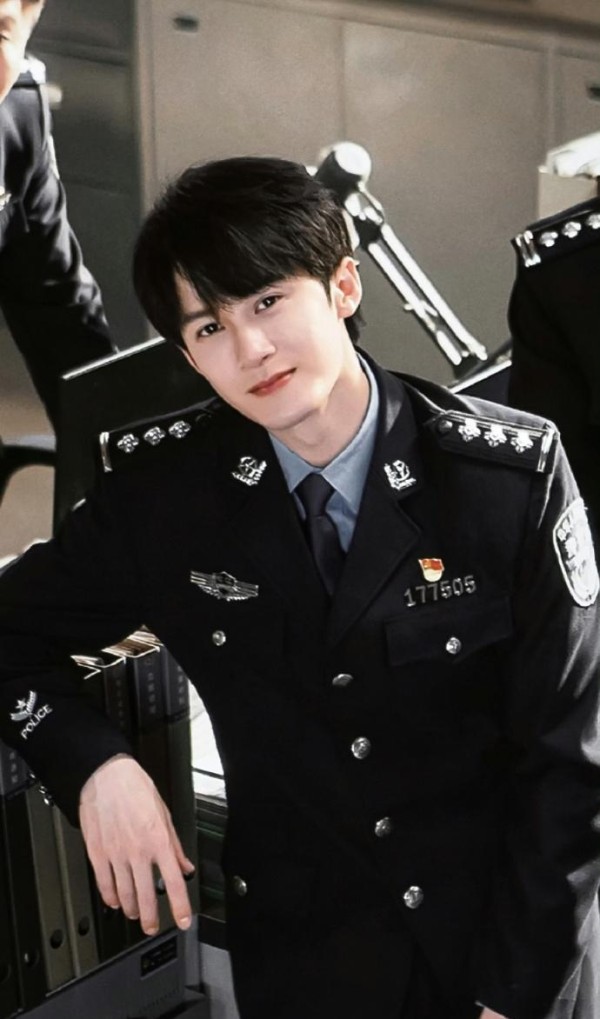 檀健次如何逆袭成“黑马”，打破演艺圈的成见与挑战！