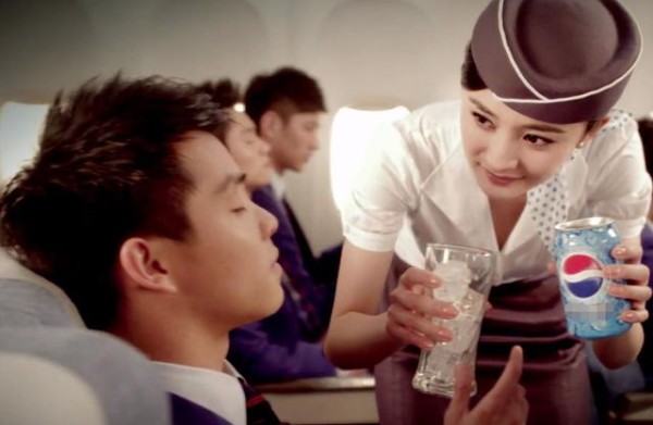 10年前百事可乐广告，C位已经不温不火，配角杨幂却红成一线女星