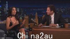 金·卡戴珊（Kim Kardashian）对妈妈克里斯·詹纳（Kris Jenner）拍下来，因为她几乎透露了艾美奖的身份