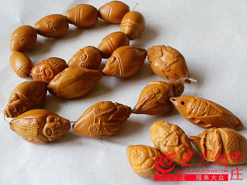 枣庄手工艺人橄榄核上营造出枣庄风物