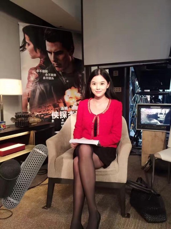 她是央视屏幕上的双语主持人，专访众多国际巨星