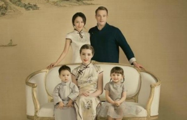 复古感满满的明星民国风全家福，除了高云翔，没一个男的坐着