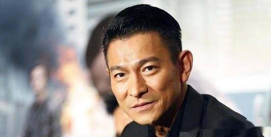 刘德华卖几辆豪车制造慈善，只保留“面包车”，网友：这是明星