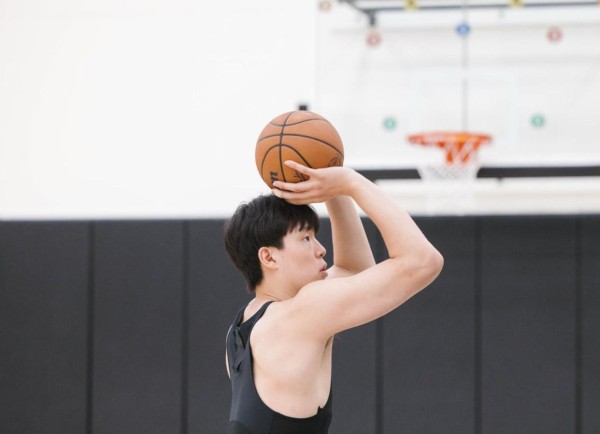 杨瀚森NBA训练新照曝光，白壮身材肌肉暴涨，队记盛赞刻苦惊人