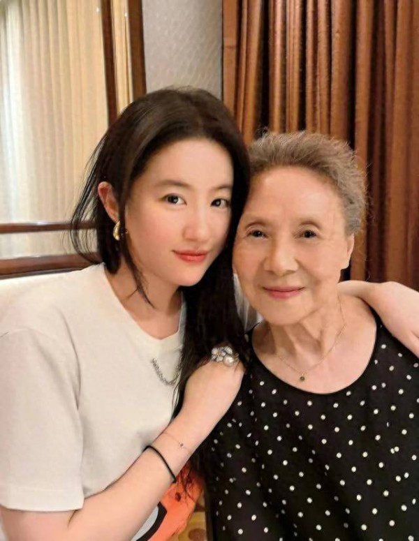 刘亦菲生日“大揭秘”，跨界闺蜜情，惊爆娱乐圈的秘密聚会！