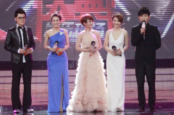 主持人开场，娱乐大典盛大开启