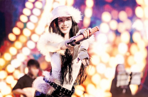 明星AI分身Flora： 演唱会破局