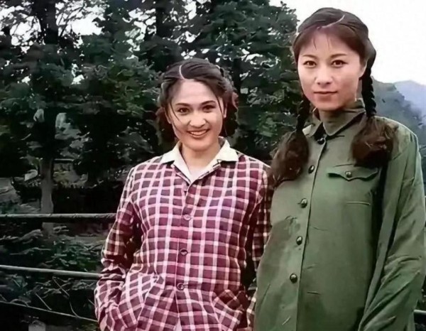 这张土掉渣的照片，两位可是火遍大江南北的演员，你知道是谁吗？