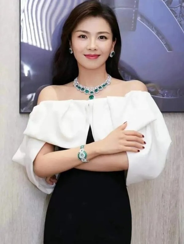 meng0532：女演员刘涛，她拥有着光彩夺目的明星光环，但在一场突如其来的丑闻风波中，她的生活和事业陷入了前所未有的困境。我们将通过七个部分来揭示这个女演员在表象背后不为人知的真相。
第一部分：
刘涛，一个令人瞩目的女演员，她的演技深得人心，清纯的形象令人难以忘怀。她长久以来被广大观众所熟知，以“贤妻良母”和“女神”的标签成为人们心中的完美代表。然而，随着时间的推移，一些关于她的不为人知的真相开...