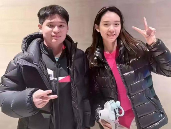 与长发美女合影，林诗栋恋情曝光？女方身份确认，队友负责拍照