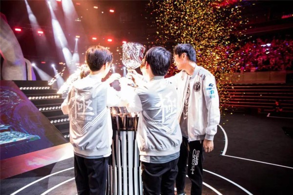 王思聪、秦岚、黄圣依：聚光灯熄了，他们凭什么转型成功？