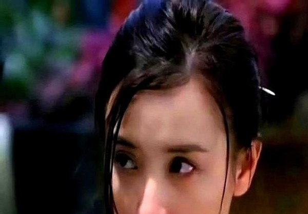 拿奖刚挺住，就曝私生活丑闻，人民日报出手护宋佳颜面