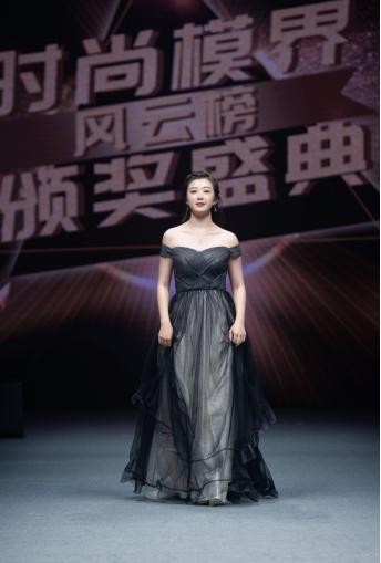 肖垚刘羽潼亮相2018时尚模界风云榜 气质出尘诠释“黑色”优雅