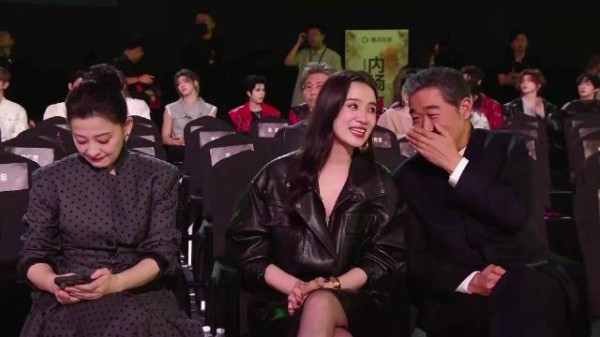 宋佳跟张国立聊嗨了,转头一问梅婷几点了,惊出表情包丨星光大赏