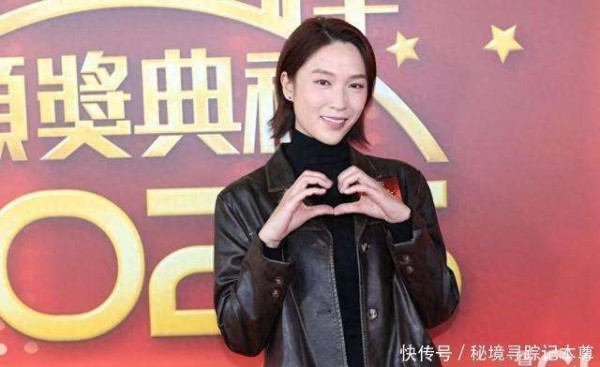 蒋祖曼颁奖礼秒变小粉丝激拥佘诗曼，揭Man姐走路自带风背后辛酸