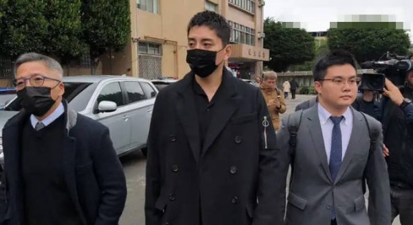 王大陆庭上自称“在当兵”引困惑!否认教唆查询个资